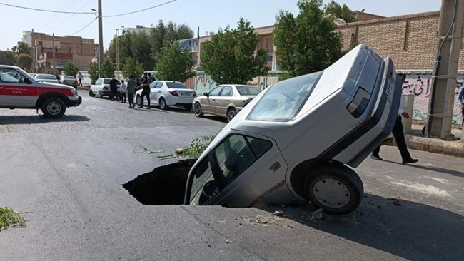 یک خودروی سواری در زابل در پی نشست زمین در خیابان سطح شهر خسارت جدی دید.