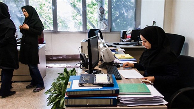 عضو کمیسیون اجتماعی مجلس شورای اسلامی گفت: اگر طرح ساماندهی استخدام کارکنان دولت در مجلس تصویب شود،افرادی که قرارداد حجمی و شرکتی داشته و ده ها نوع قرار داد دارند،می توانند به قرارداد کارمعین تبدیل وضعیت شوند.