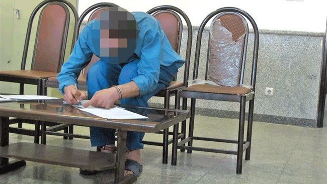 مرد جوان که متهم است به دنبال ارتباط پنهانی با زنی میانسال شوهر وی را به قتل رسانده در دادگاه کیفری یک استان تهران محاکمه شد.
