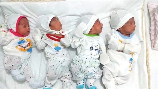 سومین چهارقلوی استان یزد از مادری ۲۸ ساله در بیمارستان شهید صدوقی متولد شدند؛ پیش از این ۲ مورد دیگر چهارقلوزایی در سال جاری در این استان ثبت شده بود.