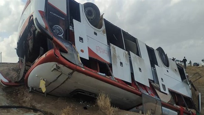 طبق آمار دانشگاه علوم پزشکی کردستان، ۱۳ نفر بر اثر واژگونی اتوبوس در محور دهگلان - سنندج مصدوم شدند و یک نفر نیز فوت کرد.