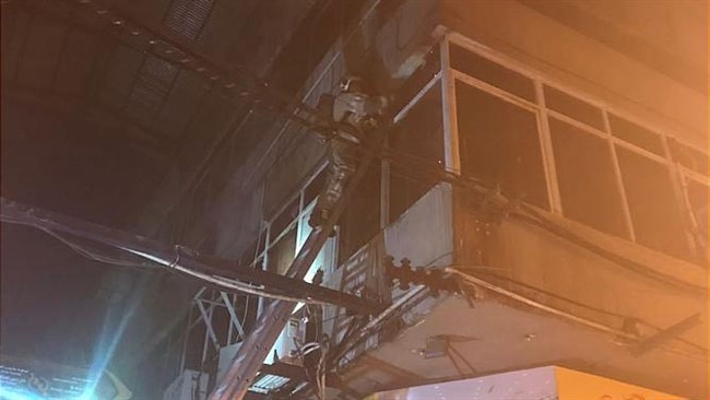 سخنگوی سازمان آتش نشانی و خدمات ایمنی شهر تهران از وقوع دو حریق گسترده در یک فروشگاه مبل سازی و یک مجتمع مسکونی خبرداد.