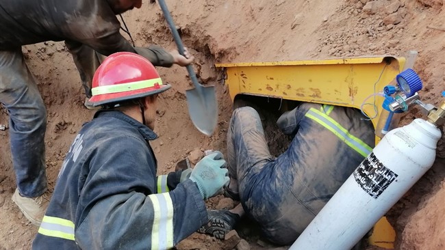 یک راننده لودر هنگام خاکبرداری در استخر ذخیره آب کشاورزی در نیشابور زیر ده‌ها تٌن خاک ،مدفون شد.