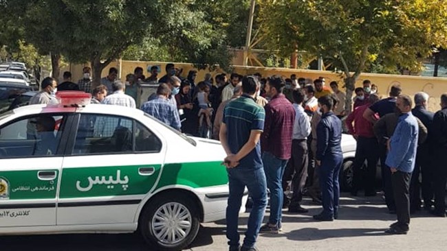 پلیس تهران از دستگیری تعداد ۲۰ نفر از اراذل و اوباشی که برای تعطیل کردن بازار آهن شادآباد تعدادی از کسبه را با گلوله زخمی کرده بودند خبر داد.