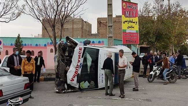 در سانحه برخورد یک خودروی سمند با یک دستگاه آمبولانس در کرمان دو نفر مجروح و راهی بیمارستان شدند.