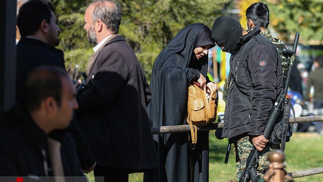 در حاشیه مراسم تشییع شهدای امنیت اصفهان تصویری کمتر دیده شده از یک زوج مدافع امنیت قاب جالبی را خلق کرد.