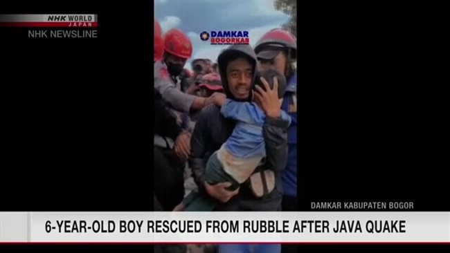 در اندونزی نیروهای امداد و نجات یک پسربچه ۶ ساله را در ساعات پایانی  بازه ۷۲ ساعت طلایی نجات جان افراد ، زنده از زیر آوار زلزله‌ی روز دوشنبه بیرون کشیدند.