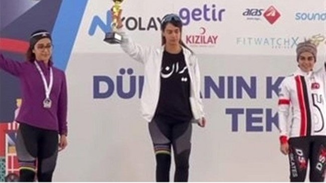 حاشیه‌های انتشار تصویر بدون حجاب نیلوفر مردانی، اسکیت‌باز ملی‌پوش ایرانی در مسابقات آزاد استانبول خبرساز شده تا آنجا که واکنش وزارت ورزش را به دنبال داشته است. حالا نیلوفر مردانی در توضیحاتی در این رابطه عذرخواهی کرده است.