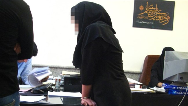 فرمانده انتظامی کوه‌چنار استان فارس از دستگیری دختری که با تشکیل صندوق خانگی اقدام به کلاهبرداری ۱۴۰ میلیارد ریالی کرده بود، خبر داد.