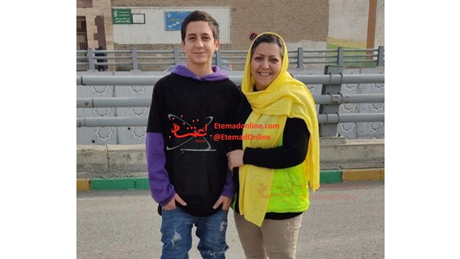 اولین عکس از لحظه آزادی امیرحسین رحیمی، نوجوان بازداشتی اعتراضات اخیر را مشاهده می‌کنید.