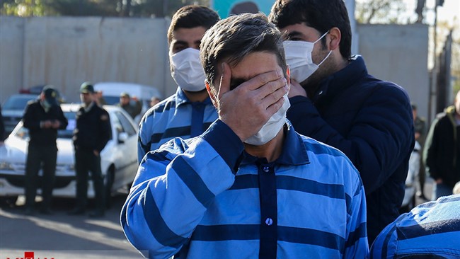 طراح سرقت‌های سریالی از مغازه‌های فروش تلویزیون، مرد تحصیل‌کرده است که لیسانس تغذیه دارد اما سر از دنیای تبهکاران در آورده است. او از جزئیات سرقت‌هایش می‌گوید.