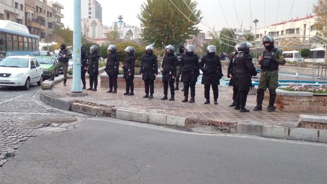 تصویری از بانوان یگان ویژه پلیس ‌در میدان بهارستان تهران در شبکه‌های اجتماعی فراگیر شده است.