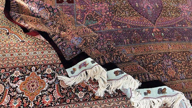 باند حرفه‌ای سارقان فرش، با نصب آرم یکی از شرکت‌های معروف قالیشویی، قالی‌های گرانقیمت را به بهانه شست‌وشو سرقت  کردند.