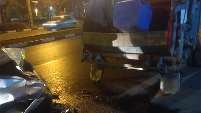 در سانحه تصادف خودروی پراید با ماشین جمع‌آوری زباله در شهر مشهد مقدس یک پاکبان به شدت مصدوم شد.