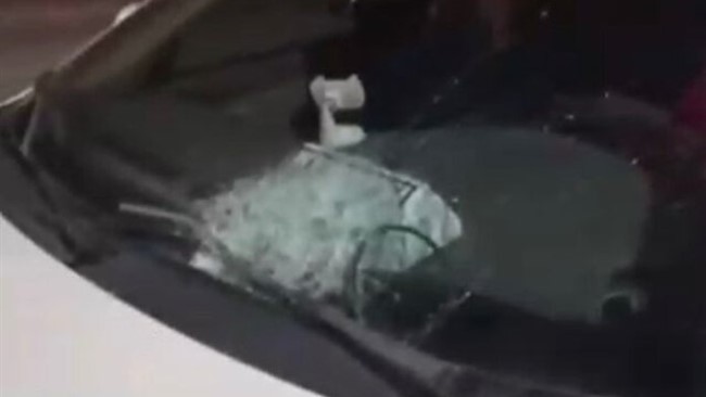 در پی انتشار ویدیویی از سنگ پرانی به سمت تعدادی از خودروهای عبوری در اتوبان غدیر، پلیس تهران از شناسایی عاملان این اقدام خبر داد.