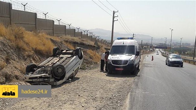 در پی واژگونی یک دستگاه خودروی ال 90سه فوتی برجا ماند.