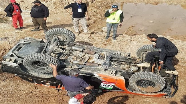 در جریان مسابقات کشوری آفرود در قم خودروی چند شرکت کننده واژگون شد که خوشبختانه به کسی آسیبی وارد نشد.