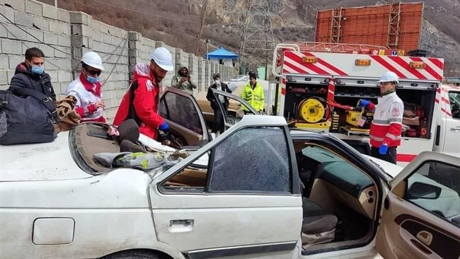 رییس پلیس راه مازندران گفت: سقوط سنگ بر روی سقف یک دستگاه خودروی پژو پارس در جاده چالوس، پدر و کودک هفت ساله را به کام مرگ کشاند و مادر و دختر نیز مصدوم شدند.