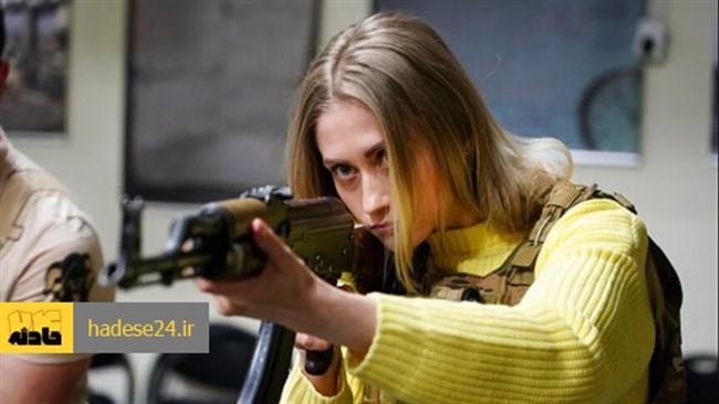 کیت ماچیشین زن اوکراینی کسب و کار خود را رها کرده و با تفنگ AK-۴۷ آموزش اسلحه انجام می دهد.