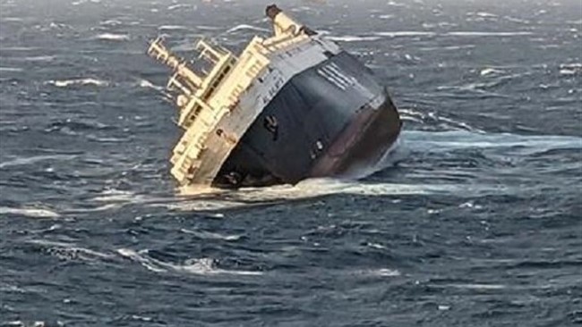 رئیس اداره امور دریایی اداره کل بنادر و دریانوردی استان بوشهر گفت: کشتی اماراتی حامل خودرو در ۳۰ مایلی عسلویه غرق شده است که عملیات جست و جو برای ۳۰ خدمه این شناور آغاز شده است.