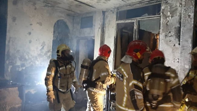 رییس سازمان آتش‌نشانی شیراز از مهار آتش سوزی یک منزل و نجات پیرمردی گرفتار در میان شعله‌های آتش و دود به همت آتش‌نشانان خبر داد.
