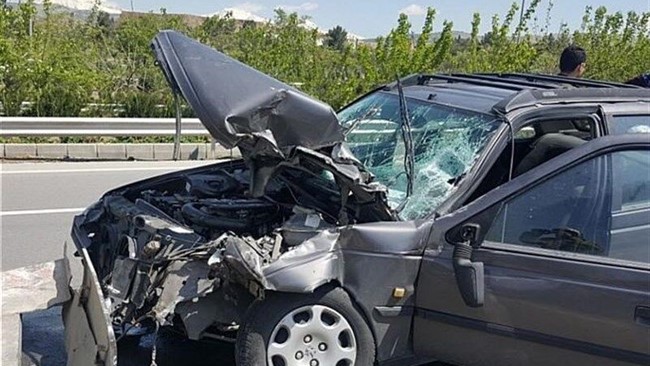 برخورد وحشتناک خودروی سواری با حفاظ جاده ای در محور بردسیر -سیرجان پنج عضو یک خانواده  را به کام مرگ کشاند و یک مجروح به  جا گذاشت.