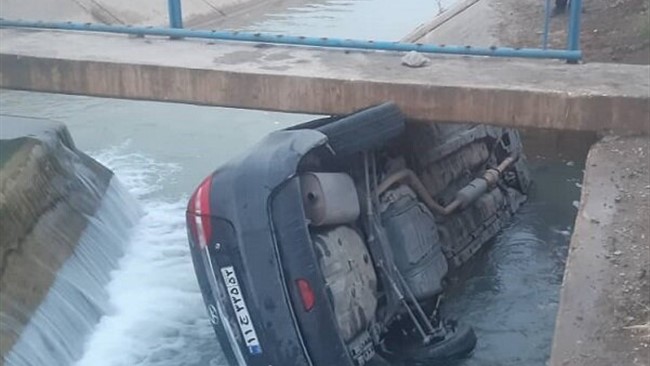 سخنگوی سازمان آتش نشانی و خدمات ایمنی شهرداری اصفهان گفت: یک دستگاه خودروی جک در کانال آب منطقه ۱۵ شهرداری اصفهان سقوط کرد.