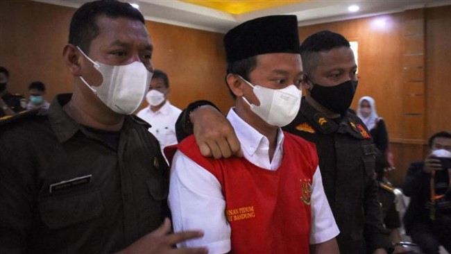 دادگاهی در اندونزی روز دوشنبه برای معلم یک مدرسه اسلامی شبانه روزی در شهر باندونگ به جرم تجاوز به ۱۳ دانش آموز دختر، حکم اعدام صادر کرد.