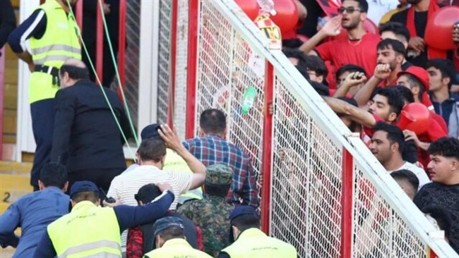 مدیر تیم فوتبال پرسپولیس می‌گوید دو فردی که به یحیی گل‌محمدی حمله کردند، شناسایی شده‌اند.