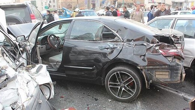 یک دستگاه خودرو بنز سی ۲۰۰ با یک پرادو در تهران تصادف کرد و خسارت سنگینی به بار آمد. در این عکس جزئیات بیشتری از این حادثه را می بینید.