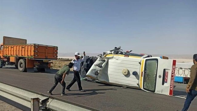 آمبولانس بیمارستان شهدای سروستان که در حال اعزام بیمار به شهر شیراز بود پس از برخورد شدید با بنز ده چرخ، واژگون شد.