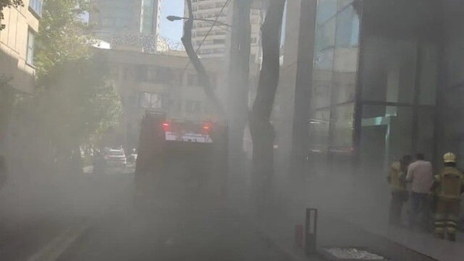 سخنگوی سازمان آتش نشانی و خدمات ایمنی شهر تهران از نجات حدود ٨٠ نفر از حریق یک مجتمع اداری و تجاری خبر داد.