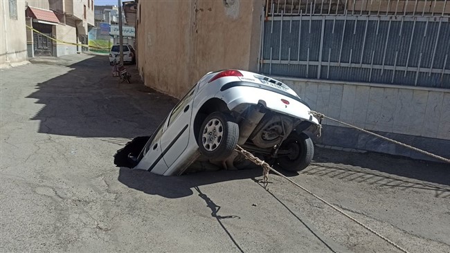 در اثر فرونشست زمین در حاشیه میدان شهدای تربت حیدریه، یک دستگاه خودروی پژو 206 در چاله ایجاد شده سقوط کرد.