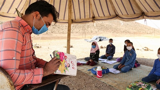 رئیس کمیسیون آموزش مجلس گفت: برگزاری آزمون برای رتبه بندی معلمان خلاف قانون است و از معلمان شاغل هیچ گونه آزمونی نباید گرفته شود.
