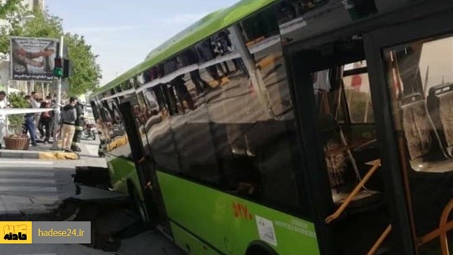 مدیر روابط عمومی اورژانس مشهد گفت: در حادثه انحراف اتوبوس در میدان امام حسین(ع)  ۱۱ نفر مصدوم شدند.