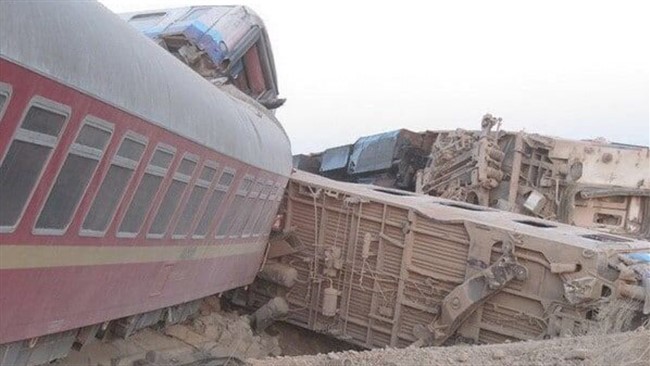 خروج قطار مسافربری طبس - یزد از ریل تاکنون منجر به مصدومیت ۵۰ تن و مرگ 17 تن دیگر شده است.