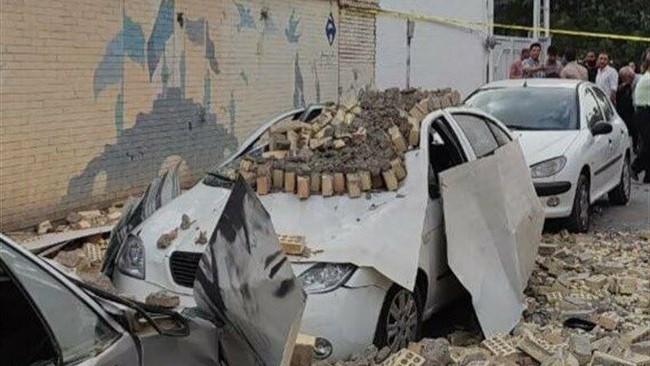 سخنگوی سازمان آتش‌نشانی و خدمات ایمنی شهرداری اصفهان از کشته و مصدوم شدن ۲ نفر در حادثه ریزش دیوار یک ورزشگاه در اصفهان خبر داد.