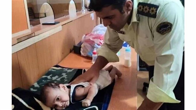 همزمان با انتشار عکس نوزاد 3ماهه‌ای که در گورستان صالحین خرم‌آباد رها شده بود، پلیس موفق به شناسایی خانواده وی شد.