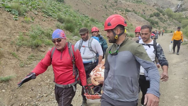 یک کوهنوردِ امدادگر در ارتفاعات علم کوه براثر ریزش سنگ کشته شد.
