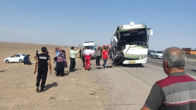 بر اثر حادثه تصادف اتوبوس با تریلر در آزاد راه ساوه-تهران ۴۲ نفر مصدوم شدند.