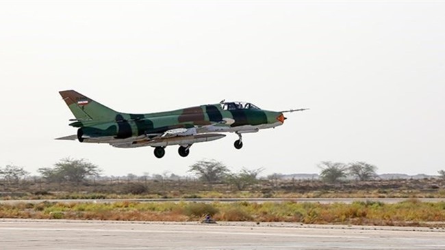 در پی خروج یک جنگنده سوخو ۲۲ در شیراز خلبان و کمک خلبان مصدوم شدند.