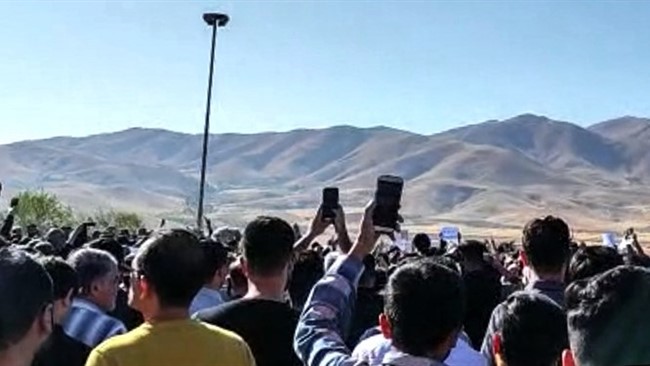 در پی درگذشت مهسا (ژینا ) امینی دختر 22 ساله سقزی ، در شهرستان های مریوان و سقز در استان کردستان نیز تجمع اعتراضی برپا شد.