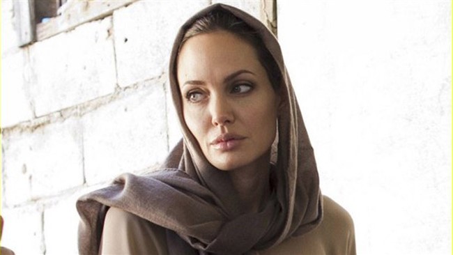 آنجلینا جولی، بازیگر سرشناس آمریکایی در صفحه اینستاگرام خود با انتشار عکس‌هایی از مهسا امینی از زنان ایرانی حمایت کرد و نوشت: «به زنان ایران می‌گویم که ما شما را می‌بینیم.»