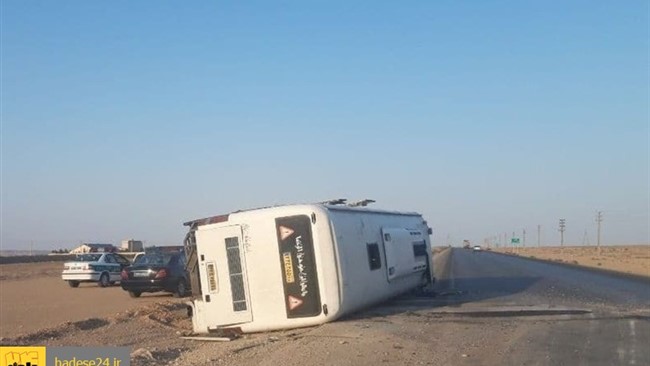 یک دستگاه اتوبوس حامل زائرین اربعین در مهران بعد از تونل واژگون شد و ۱۵ نفر از ۳۳ مسافر این اتوبوس مصدوم شدند.