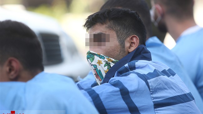 فرمانده انتظامی استان سیستان و بلوچستان گفت: در پی وقوع سرقت های مسلحانه در چندین محله در ایرانشهر و اطراف ان، پس از رصد اعضای این باند سرقت مسلحانه توسط پلیس امنیت انتظامی استان و شناسایی کامل آنها ، با همکاری عوامل انتظامی ایرانشهر اقدام به دستگیری سه نفر از اعضای این باند و کشف سه قبضه اسلحه، مقادیر زیادی مهمات، سه دستگاه خودرو و تعداد زیادی لوازم منزل مسروقه کردند.
