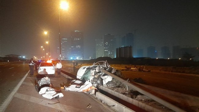 رئیس اداره تصادفات پلیس راهور تهران بزرگ گفت‌: راننده و هر دو سرنشین پژو ۲۰۷ به علت سرعت زیاد و واژگونی در بزرگراه خرازی فوت کردند‌.