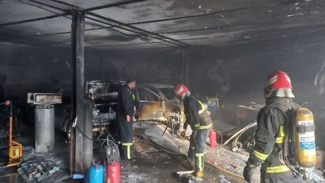سرپرست سازمان آتش‌نشانی و خدمات ایمنی شهرداری بوکان گفت: با وقوع آتش‌سوزی در یک مغازه صافکاری در بوکان پنج دستگاه خودرو در آتش سوختند.