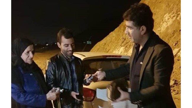 رئیس پلیس راه استان بوشهر گفت: مأمور کنترل نا محسوس پلیس راه استان بوشهر کیف پول ۳۵۰ میلیون ریالی حاوی گوشی موبایل، طلا و مدارک هویتی را به صاحبش رساند.