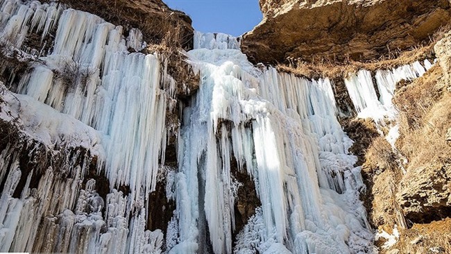دبیر هیئت کوهنوردی البرز از سقوط یک یخ نورد از آبشار خور در کوه های جاده کرج-چالوس خبر داد .