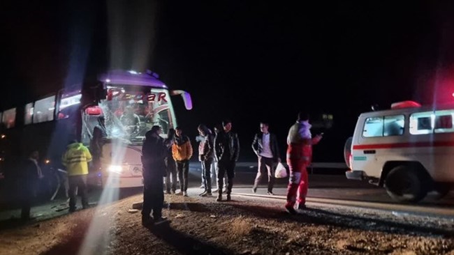 رئیس مرکز فوریت‌های پزشکی نطنز از برخورد اتوبوس با کامیون در اتوبان نطنز اصفهان با ۵ مصدوم خبر داد.